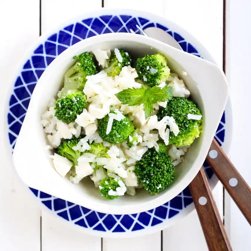 salada de arroz com queijo feta