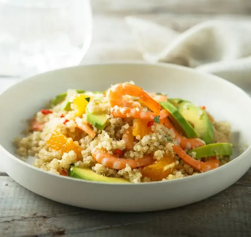Salada de quinoa com camarão